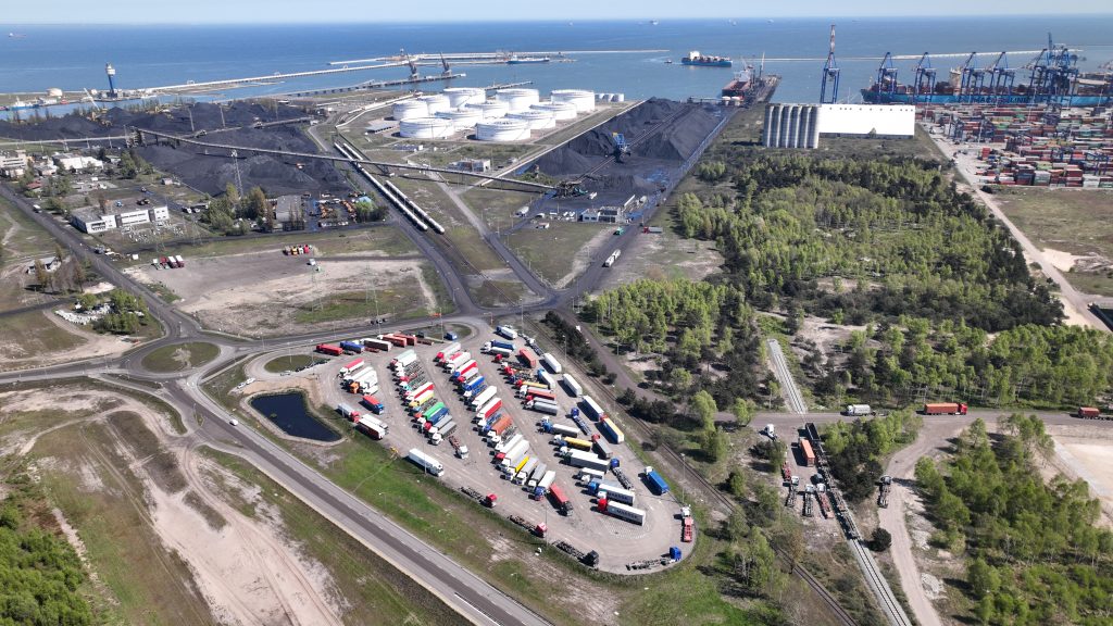 As many as 780 parking spots for lorries are available at the port